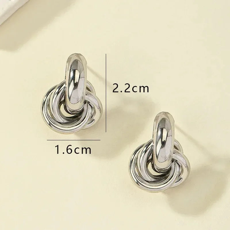 Kultaiset tai hopeiset solmu-nappikorvakorut