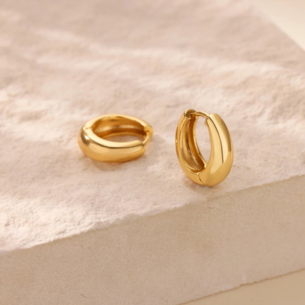 Kultaiset korvarenkaat, kevyet ja mukavat, chunky-malli, minimalistinen