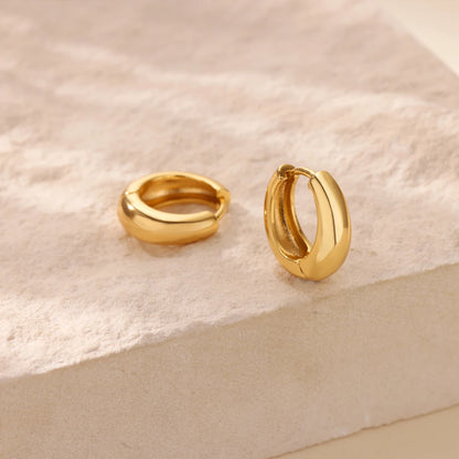 Kultaiset korvarenkaat, kevyet ja mukavat, chunky-malli, minimalistinen