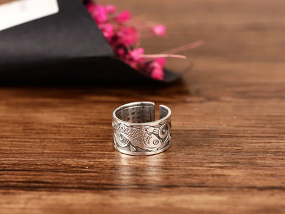 Hopean sävyinen sormus, itämaista mystiikkaa ja modernia tyyliä