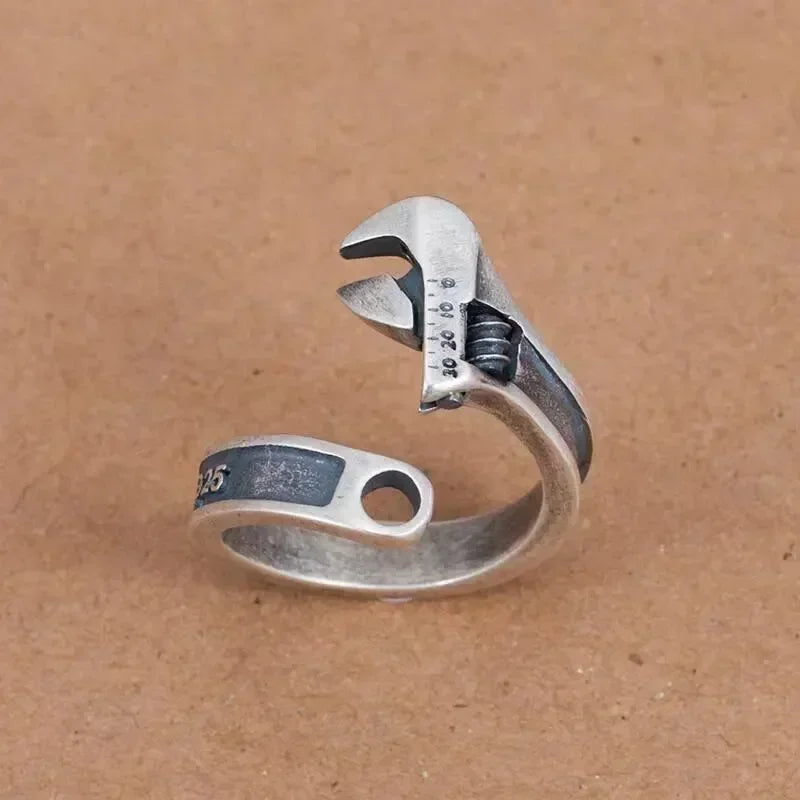 Hopean sävyinen sormus, itämaista mystiikkaa ja modernia tyyliä