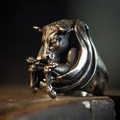 Hopean sävyinen sormus, itämaista mystiikkaa ja modernia tyyliä