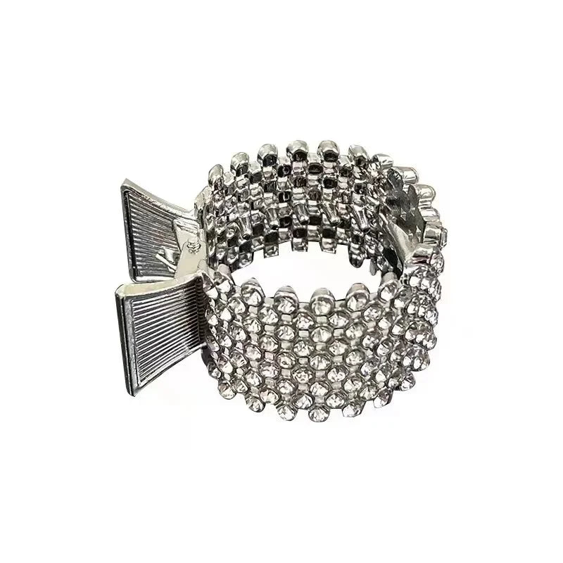 Tyylikäs poninhäntä solki paksuille hiuksille