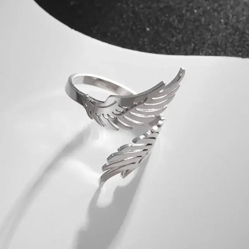 Hopean sävyinen sormus, itämaista mystiikkaa ja modernia tyyliä