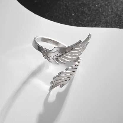 Hopean sävyinen sormus, itämaista mystiikkaa ja modernia tyyliä