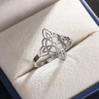 Hopean sävyinen sormus, itämaista mystiikkaa ja modernia tyyliä