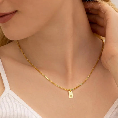 Kirjainriipus kaulakoru naisille