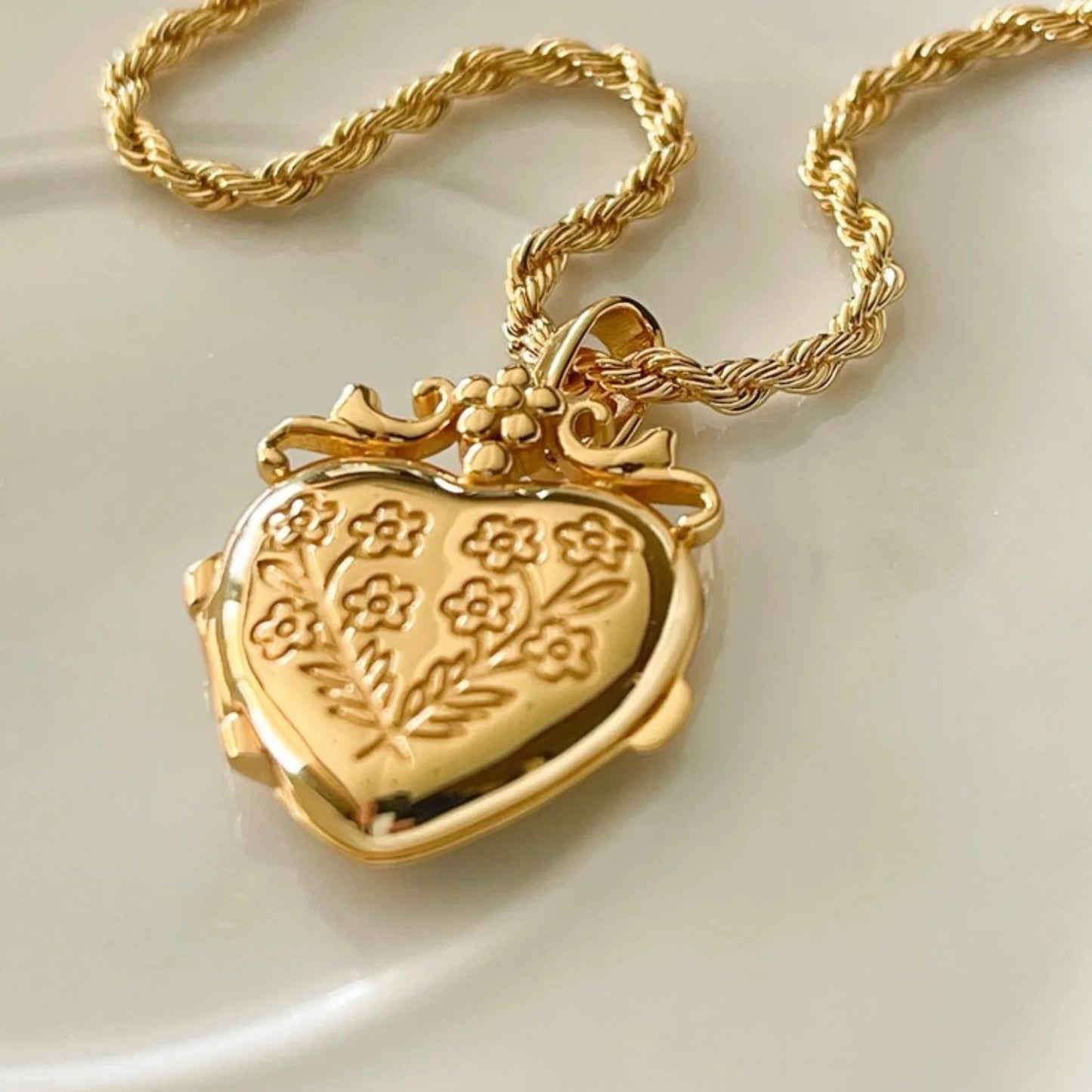 Heart-flower gold-plated album pendant, keepsake, different variations