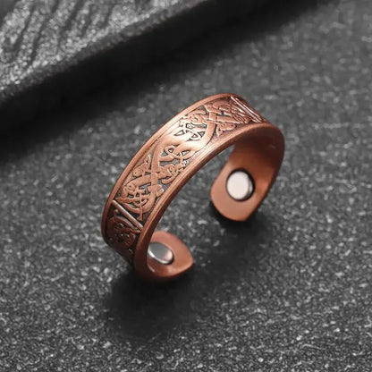 Hopean sävyinen sormus, itämaista mystiikkaa ja modernia tyyliä