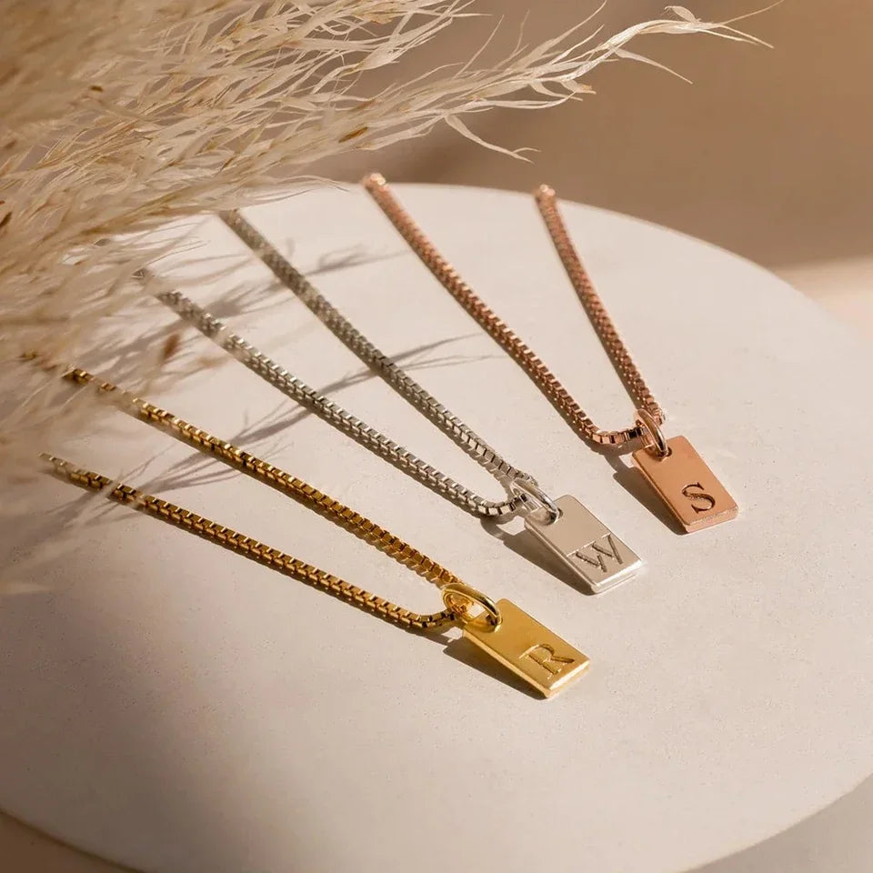 Kirjainriipus kaulakoru naisille