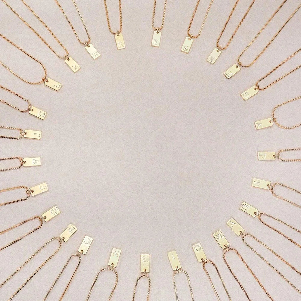 Kirjainriipus kaulakoru naisille