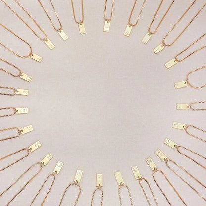 Kirjainriipus kaulakoru naisille