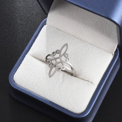 Hopean sävyinen sormus, itämaista mystiikkaa ja modernia tyyliä