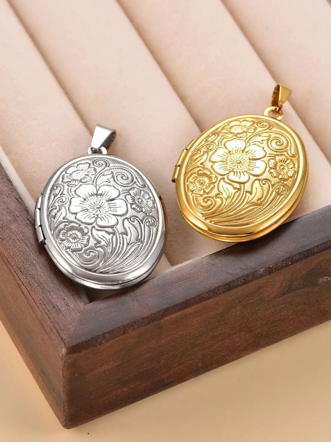 Nostalgic Photo Locket Necklace for Women