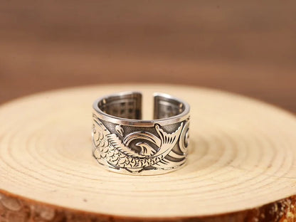 Hopean sävyinen sormus, itämaista mystiikkaa ja modernia tyyliä