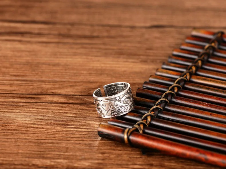 Hopean sävyinen sormus, itämaista mystiikkaa ja modernia tyyliä