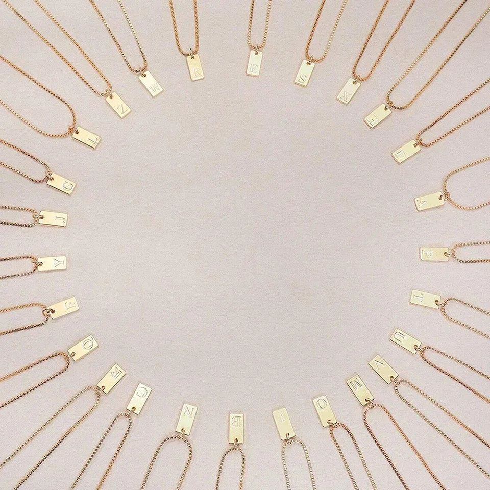 Kirjainriipus kaulakoru naisille