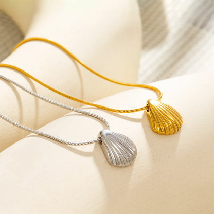 Seashell pendant necklace for women