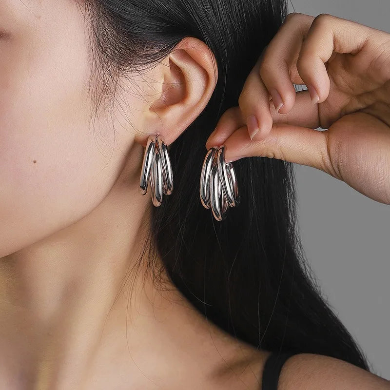 Kultaiset tai hopeiset solmu-nappikorvakorut