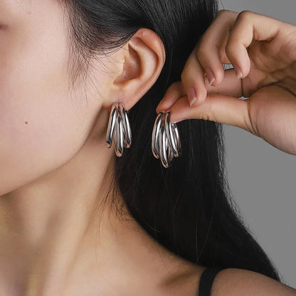 Kultaiset tai hopeiset solmu-nappikorvakorut