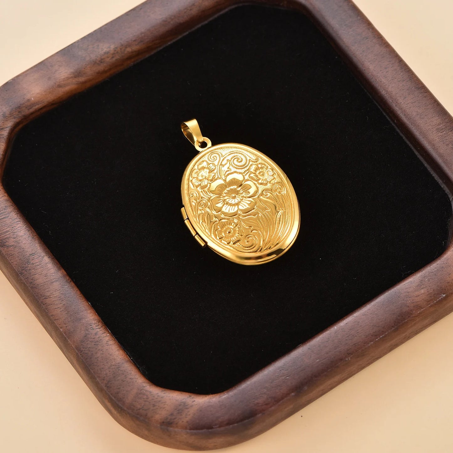 Nostalgic Photo Locket Necklace for Women