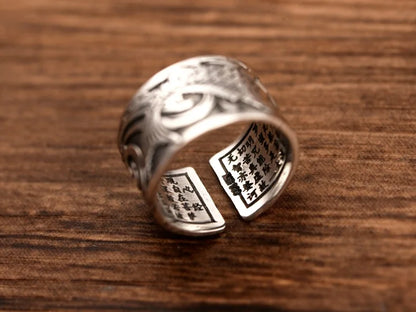 Hopean sävyinen sormus, itämaista mystiikkaa ja modernia tyyliä