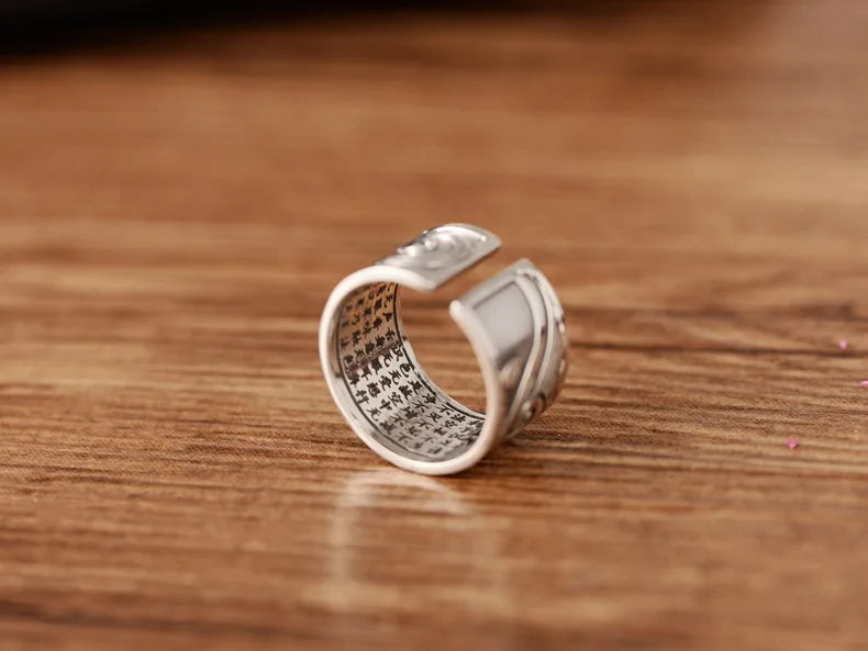 Hopean sävyinen sormus, itämaista mystiikkaa ja modernia tyyliä