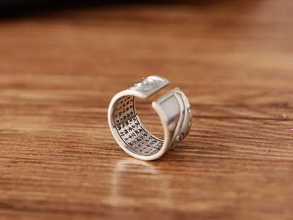 Hopean sävyinen sormus, itämaista mystiikkaa ja modernia tyyliä