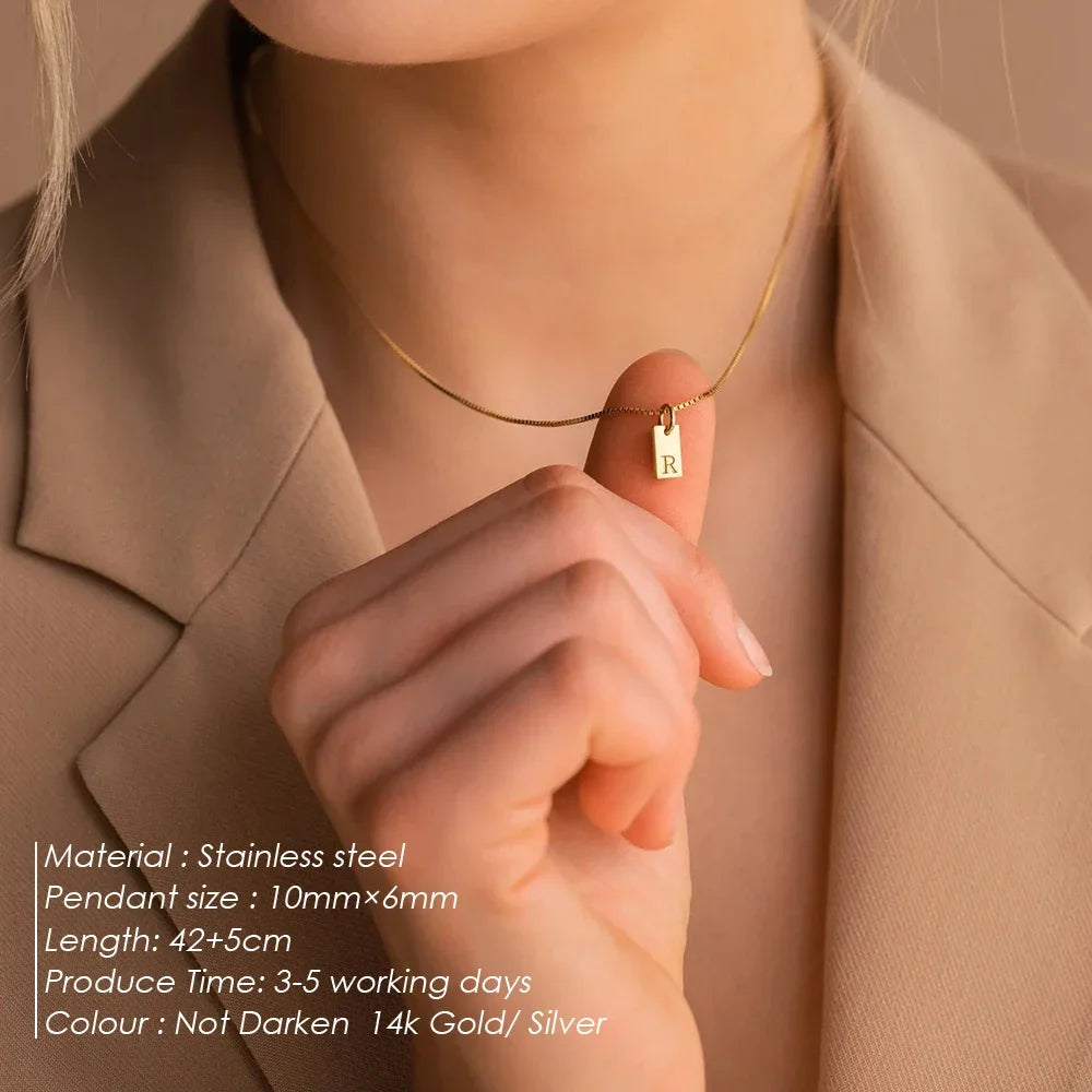 Kirjainriipus kaulakoru naisille