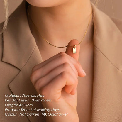 Kirjainriipus kaulakoru naisille