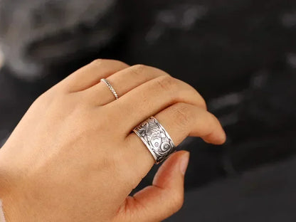 Hopean sävyinen sormus, itämaista mystiikkaa ja modernia tyyliä