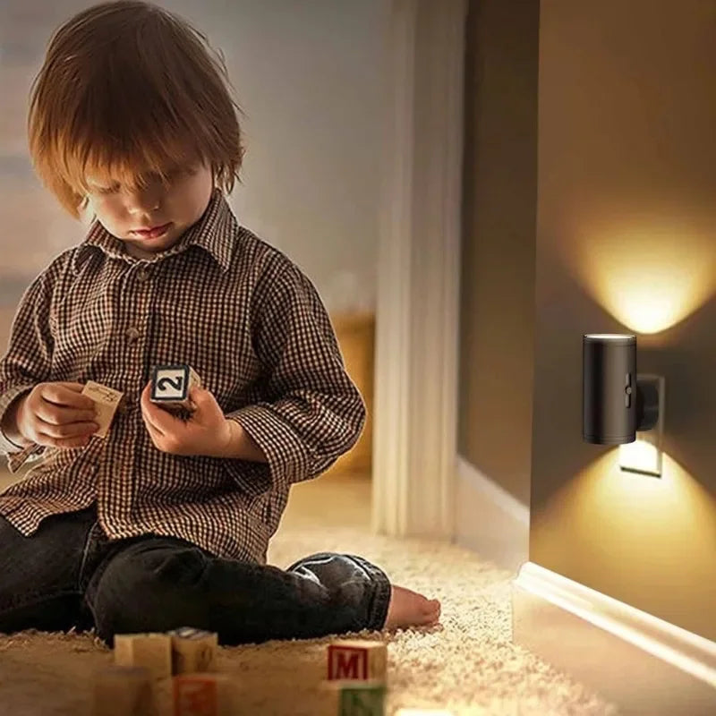 LED-yövalo Pistokkeella - Säädettävä Kirkkaus Anturilla Käytävään & Makuuhuoneeseen