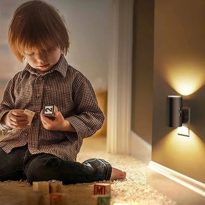 LED-yövalo Pistokkeella - Säädettävä Kirkkaus Anturilla Käytävään & Makuuhuoneeseen