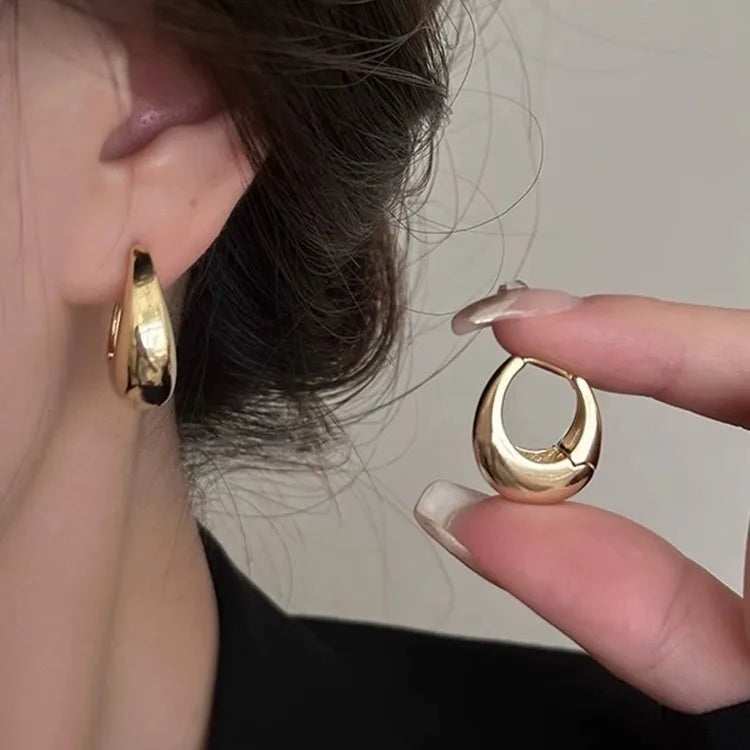 Kultaiset tai hopeiset solmu-nappikorvakorut