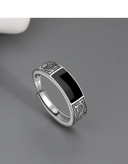 Erilaisia design sormuksia, säädettäviä, saatavilla useita eri variaatioita