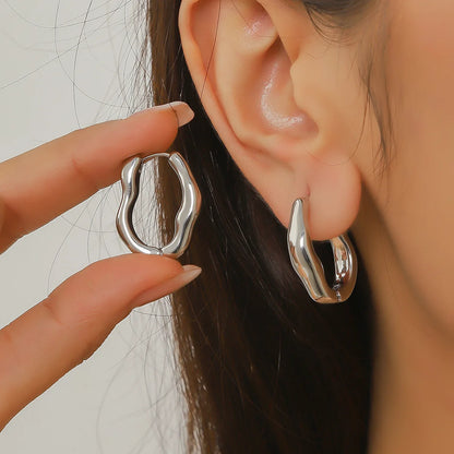 Kultaiset tai hopeiset solmu-nappikorvakorut